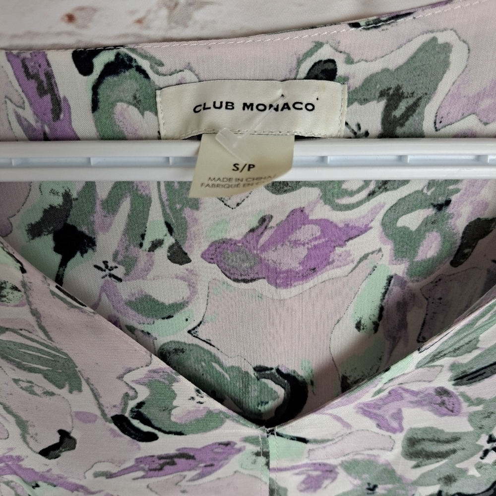 CLUB Monaco Floral V-Neck Balloon-Sleeve Top - Picture 4 of 9